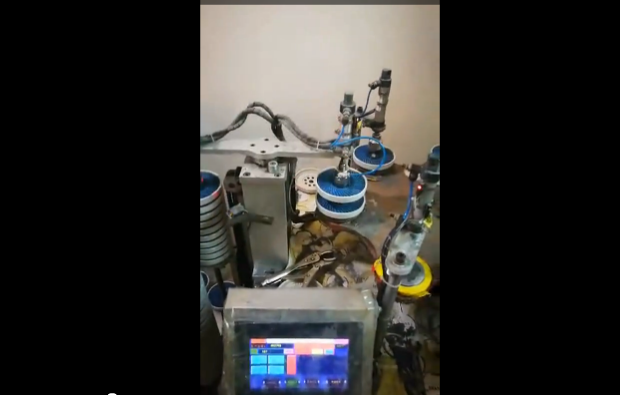 全自動(dòng)百葉輪背膠機(jī)工作視頻（一）