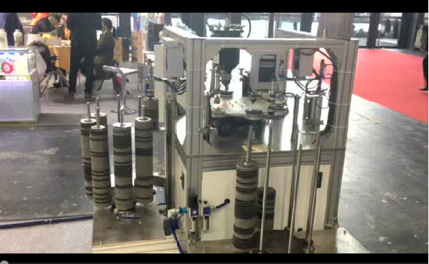 鄭州豐宏機(jī)械全自動(dòng)百葉片成型機(jī)上海五金展會(huì)現(xiàn)場(chǎng)工作視頻