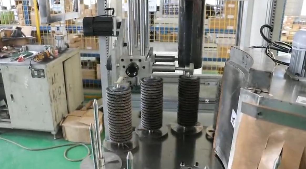 新型包裝機(jī)轉(zhuǎn)盤(pán)式套膜機(jī)工作視頻