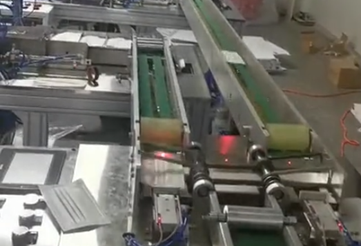 2020年新型全自動(dòng)口罩機(jī)客戶驗(yàn)收調(diào)試現(xiàn)場(chǎng)