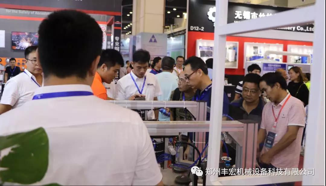 貼標(biāo)機(jī)產(chǎn)品現(xiàn)場(chǎng)